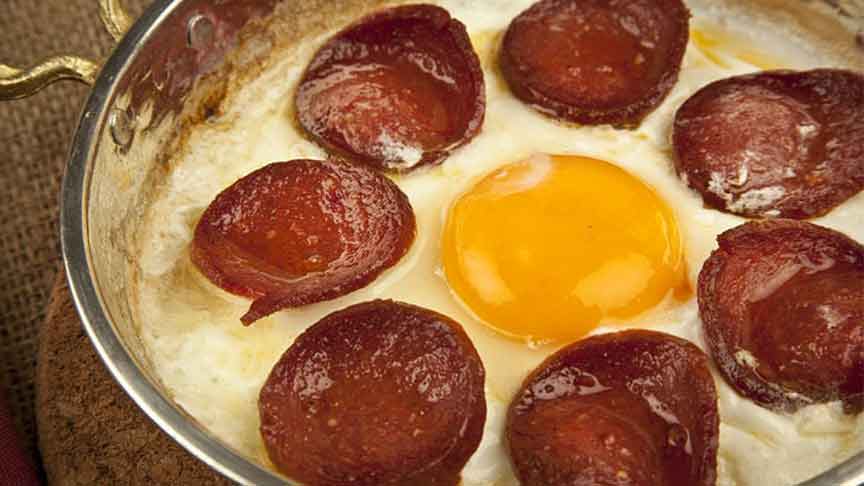Eggs with sucuk