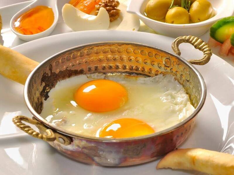 Sahanda yumurta (Turkish-style fried eggs)